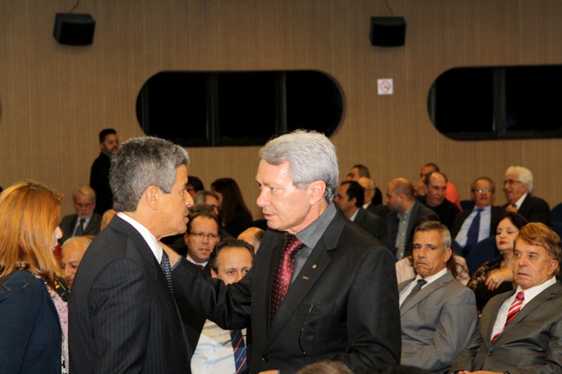 O Conselheiro do TCEMG  José Alves Viana e o Editor responsável pelo Edição do Brasil, Jornalista Eujácio Antônio Silva